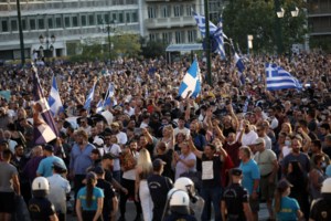 Τραγελαφικές σκηνές στο Εμβολιαστικό Κέντρο Μεταμόρφωσης: Γυναίκα έφυγε με τη σύριγγα στο χέρι.. - εικόνα 2
