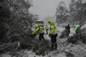 Απίστευτο: Κατέρρευσε βενζινάδικο από το χιόνι στο Χαϊδάρι [βίντεο]