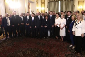 Ορκωμοσία: Ο Χρυσοχοΐδης δεν κάθισε για την καθιερωμένη φωτογραφία γιατί είχε σύσκεψη- Το σχόλιο Μητσοτάκη