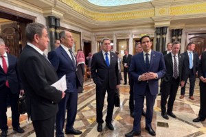 Ο Τραμπ πιέζει τον Ζελένσκι για τη διεξαγωγή εκλογών και του επιρρίπτει ευθύνες για τον πόλεμο με τη Ρωσία