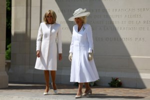 Το λάθος της Μπριζίτ Μακρόν: Η αμήχανη στιγμή που πάει να πιάσει από το χέρι την Καμίλα και η αντίδραση της βασίλισσας - εικόνα 5