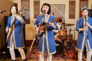 Επέστρεψαν οι Ιάπωνες "Pyramidos": Αυτή τη φορά τραγουδούν "Του Βοτανικού ο μάγκας" [βίντεο]