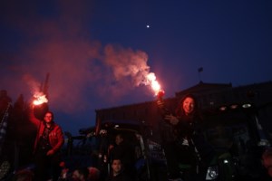 Σύνταγμα: Αγρότης λιποθύμισε στο συλλαλητήριο - Τον παρέλαβε ασθενοφόρο