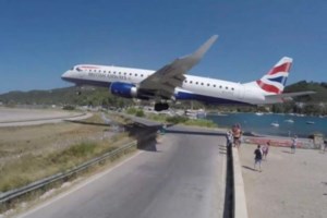 Απίστευτο: Αμετανόητοι οι τουρίστες στη Σκιάθο - Στάθηκαν ξανά σε απόσταση αναπνοής από τις τουρμπίνες αεροπλάνου - εικόνα 3