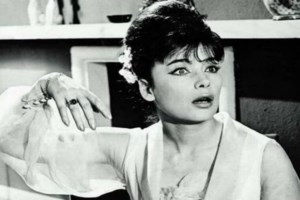 Η Αλίκη Βουγιουκλάκη, μελαχρινή, ως Κλεοπάτρα στο θέατρο - Σπάνιο βίντεο του 1962 - εικόνα 2