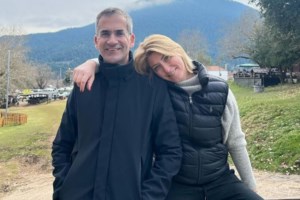 Σία Κοσιώνη: Η τρυφερή φωτογραφία με τον γιο της, Δήμο, και το... "καθόλου καταπιεστικό ζούληγμα"