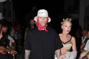 Τάμτα: Η extravagant εμφάνιση στο Ηρώδειο με gothic style και την πιο περίεργη τσάντα - εικόνα 6