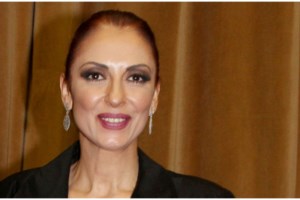 Μπέττυ Μαγγίρα: Η εμφάνιση με σταυροκούμπωτο καμηλό κοστούμι και τσάντα Prada αξίας 2.700 ευρώ - εικόνα 6