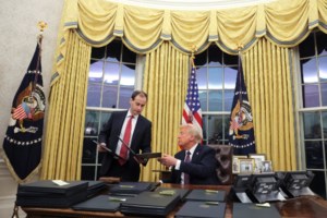 Ο Τραμπ άκουσε κήρυγμα για την προστασία των μεταναστών και τα δικαιώματα των ομοφυλοφίλων- Ποια η αντίδρασή του