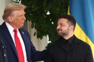 "Θέλω να μάθω γιατί με πλήγωσες": Τραμπ και Μακρόν αντάλλαξαν νέα θερμή χειραψία μπροστά στις κάμερες [βίντεο] - εικόνα 3