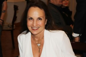 Πόπη Δομάζου: "Δεν έχει κάτσει κανείς στη θέση του, συνεχίζω κάθε μέρα να του αγοράζω τις εφημερίδες του"