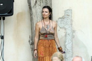 Θανάσης Ευθυμιάδης: Χορεύει ημίγυμνος στα χιόνια - "Μη φοβάσαι το κρύο" [βίντεο]