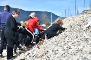 Τέμπη: Ξέσπασαν σε κλάματα οι γονείς του Ντένις στην κηδεία του - Λευκά μπαλόνια στον ουρανό για τον 22χρονο [βίντεο]