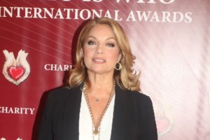 Άντζελα Γκερέκου: Οπτασία στα λευκά πάνω στη σκηνή - Στο πλευρό της ο αδελφός, η μαμά και η κόρη της - εικόνα 10