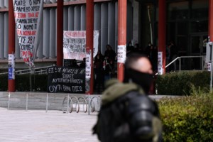 Εικόνες ντροπής στο Βιολογικό του ΑΠΘ, εκεί που ήταν η κατάληψη "Στέκι" - Έριξαν τους τοίχους με βαριοπούλες - εικόνα 5