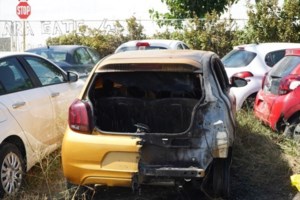 Ηράκλειο: Τρελή πορεία αυτοκινήτου - Έπεσε σε βιτρίνα καταστήματος