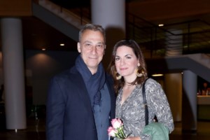 Όλγα Κεφαλογιάννη: Το πάρτι έκπληξη, η εμφάνιση με κόκκινο αμάνικο φόρεμα και οι δύο κούκλες αδελφές της - εικόνα 11