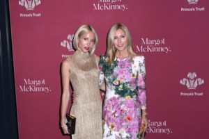 Μαρί Σαντάλ: Η casual chic βόλτα στο κέντρο της Αθήνας μαζί με τον Παύλο - Η Hermes τσάντα και οι Prada πρωινές γόβες της - εικόνα 7