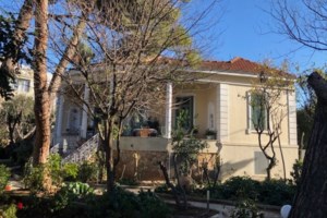 Πλειστηριασμοί: Αλλαξε χέρια το νεοκλασικό του Τσεκλένη στο Μεταξουργείο και η κατοικία της οικογένειας Πατρώνη στη Σύρο