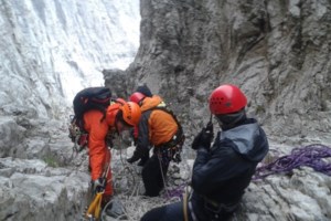 Περίεργο τροχαίο στον Κηφισό: "Καρφώθηκαν" σε φορτηγό και εγκατέλειψαν το όχημα [βίντεο]