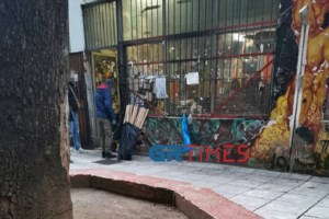 "Μια στάση εδώ": Viral o Θεσσαλονικιός που σταμάτησε το ΙΧ στη μέση του δρόμου και άρχισε να χορεύει ζεϊμπέκικο [βίντεο]