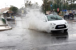 Καιρός: Γιατί βρέχει κάθε μέρα Ιούνιο μήνα - Ο Θοδωρής Κολυδάς εξηγεί το φαινόμενο που... διώχνει το καλοκαίρι