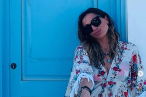 Δέσποινα Βανδή: Ερμηνεύει "το τραγούδι της ερήμου" στην παραλία, με μια κιθάρα [Βίντεο]