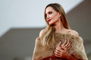 Αντζελίνα Τζολί: Έφερε το παλιό Χόλιγουντ στο κόκκινο χαλί - Η εμφάνιση με τον γιο της που έδειξε τις ουλές του μετά το τρομακτικό ατύχημα - εικόνα 6