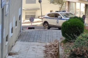 Άγιος Παντελεήμονας: Άντρας κρατάει όμηρο τη σύντροφό του και απειλεί να τινάξει την πολυκατοικία