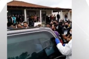 Τραγωδία  στους Γαργαλιάνους: Ενας νεκρός και δύο σοβαρά τραυματίες από σφοδρή σύγκρουση νεκροφόρας με αυτοκίνητο - εικόνα 2