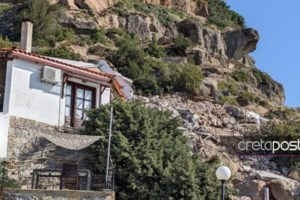 Καλαμπάκα: Παραλίγο τραγωδία στα Μετέωρα - Αποκολλήθηκαν βράχοι κι έπεσαν σε κεντρικό δρόμο [εικόνες]