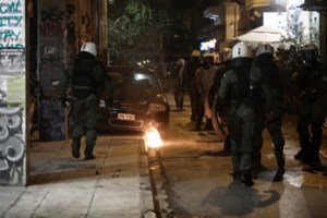 Αμερικανός φωτορεπόρτερ καταγγέλλει ξυλοδαρμό από αστυνομικούς στα Εξάρχεια [βίντεο] - εικόνα 3