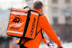 E-food: Ραγδαίες εξελίξεις - Μετατρέπει σε αορίστου χρόνου τις συμβάσεις όλων των ντελιβεράδων
