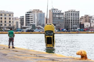 Πειραιάς: Συγκλονιστικό βίντεο με αστυνομικούς να σώζουν άνδρα λίγο πριν πέσει στο κενό από τον 6ο όροφο