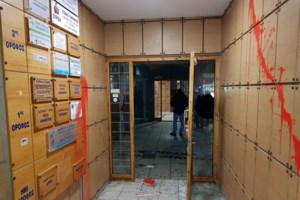 Θεσσαλονίκη: Επίθεση με μπογιές και τρικάκια στο γραφείο του Δημήτρη Βαρτζόπουλου [εικόνες-βίντεο] - εικόνα 3