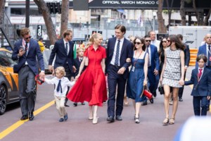 Chanel chic: Η Σαρλότ Κασιράγκι με μεταξωτό ζακάρ φόρεμα με βολάν και 70's πεδιλα