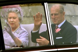 Η εμβληματική φωτογραφία της βασίλισσας Ελισάβετ και του Φίλιππου- Την αναβίωσαν ο Δούκας και η δούκισσα του Εδιμβούργου - εικόνα 2