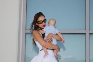 Η Ελένη Φουρέιρα ποζάρει αγκαλιά με τον γιο της στο ηλιοβασίλεμα [εικόνες]