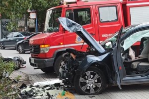 Τραγωδία στην Καισαριανή: Νεκρός οδηγός μηχανής μετά από σύγκρουση με ΙΧ [βίντεο] - εικόνα 2