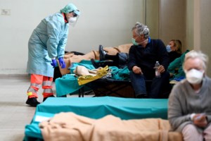 Εγκληματική ανευθυνότητα: Ο πρόεδρος του Μεξικού φιλάει και αγκαλιάζει εκατοντάδες κόσμου [βιντεο]