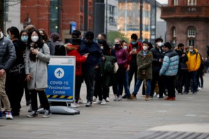 Συγκρατημένη αισιοδοξία από βρετανική μελέτη: Ηπιότερη η μετάλλαξη Όμικρον του κορονοϊού σε σχέση με την Δέλτα - εικόνα 2