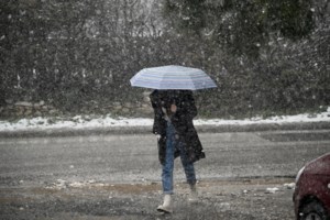 Καιρός: Χιόνια πάλι στην Αττική την Τρίτη - Αεροχείμαρρος βάζει τη χώρα στην κατάψυξη