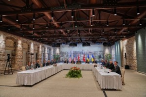 Τραμπ: Θα μιλήσω με τον Πούτιν τη Δευτέρα για να σταματήσει το "λουτρό αίματος" - Επικοινωνία και με Ζελένσκι - εικόνα 2