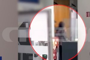 Πάτρα: "Με έβαλε η CIA" είπε ο 54χρονος για τη ληστεία σε τράπεζα - Με περούκα και καπέλο άρπαξε  23.210 ευρώ