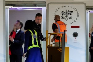 Προσγειώθηκαν με ένα χαστούκι και έφυγαν χεράκι-χεράκι: Το επεισοδιακό ταξίδι του Εμανουέλ και της Μπριζίτ Μακρόν στο Βιετνάμ - εικόνα 8