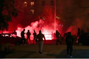 Νέα Σμύρνη: "Ορμάτε ρε - Ξεβρακώστε τον" - Διάλογοι-σοκ πριν και μετά την επίθεση στον αστυνομικό - εικόνα 3