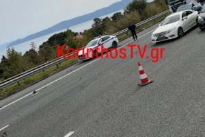 Η ανατριχιαστική στιγμή που ντελιβεράς παραβιάζει STOP και πέφτει πάνω σε ΙΧ [Βίντεο] - εικόνα 2