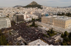 Τέμπη: "Η συγκάλυψη ξεκίνησε από την αλλοίωση του χώρου", λέει συγγενής θύματος - "Έριξαν πίσσα πάνω σε ιερό χώρο"