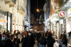 Σαρωτικοί έλεγχοι με 10.000 αστυνομικούς για την τήρηση των μέτρων - Ερχεται υποχρεωτικός εμβολιασμός στους άνω των 50 ετών