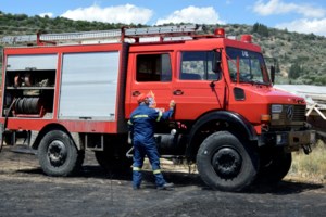 Υπό μερικό έλεγχο τέθηκε η πυρκαγιά στη Βάρη